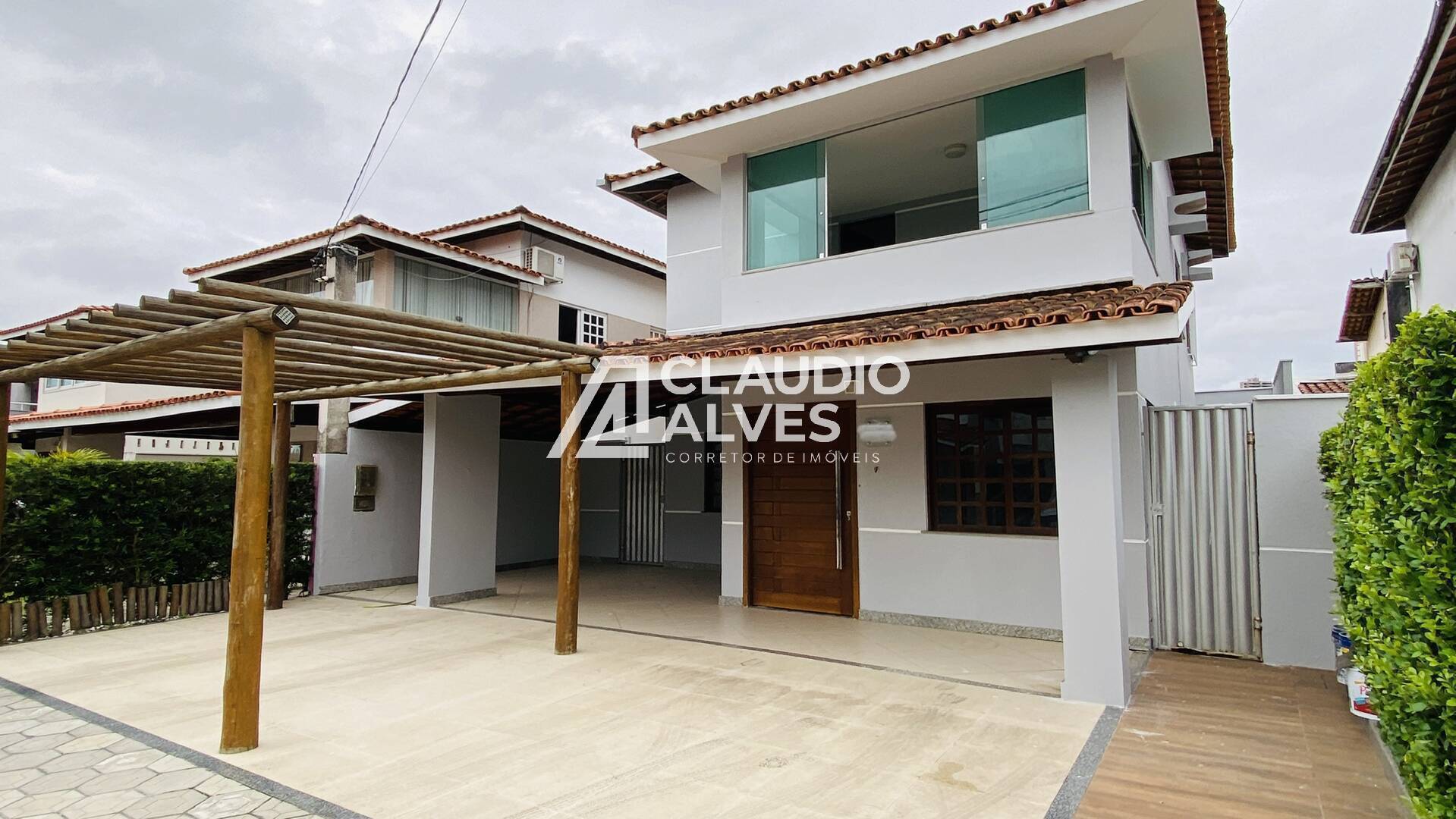 Casa de Condomínio à venda com 4 quartos, 250m² - Foto 2