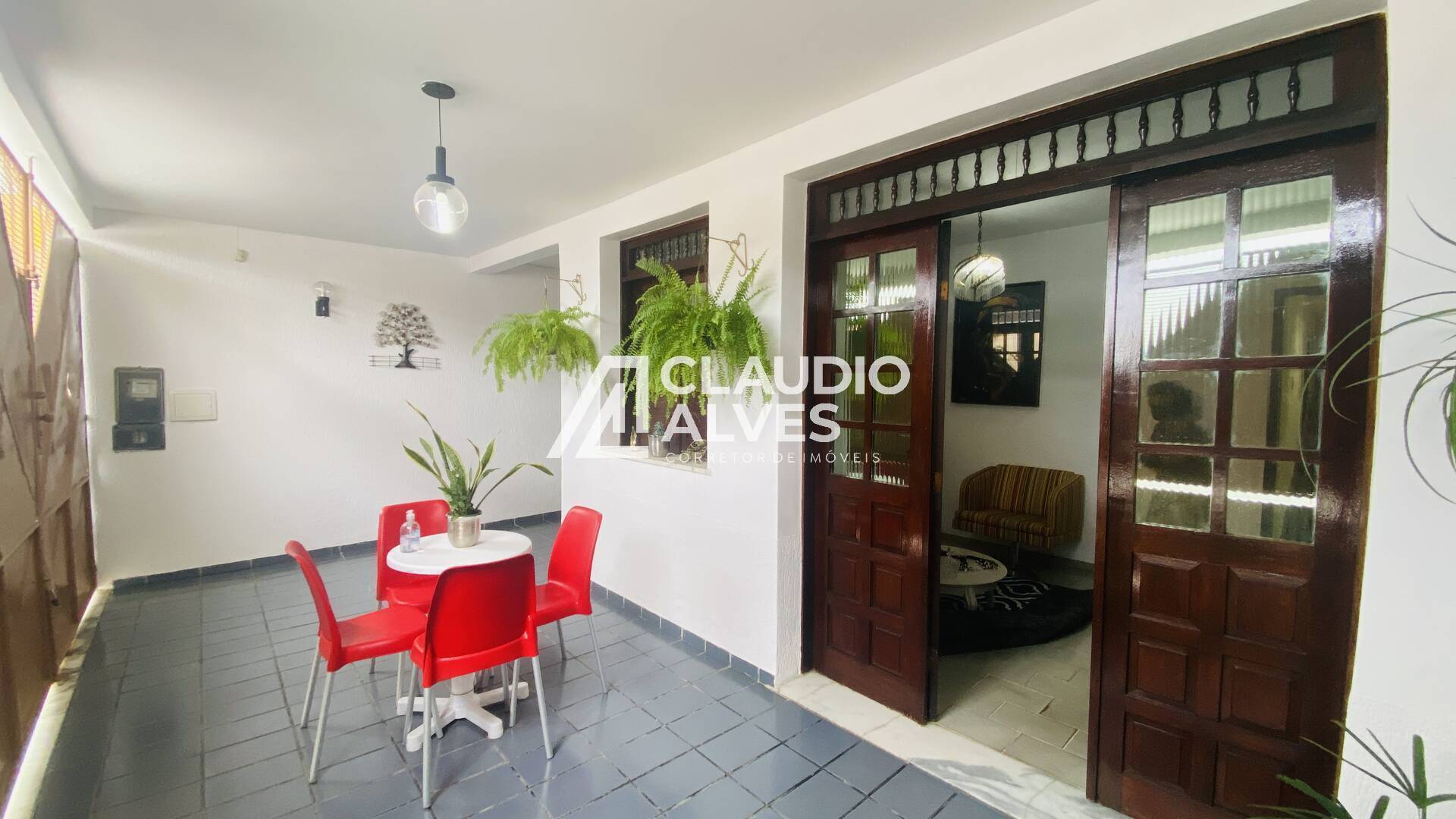 Casa à venda com 4 quartos, 200m² - Foto 1