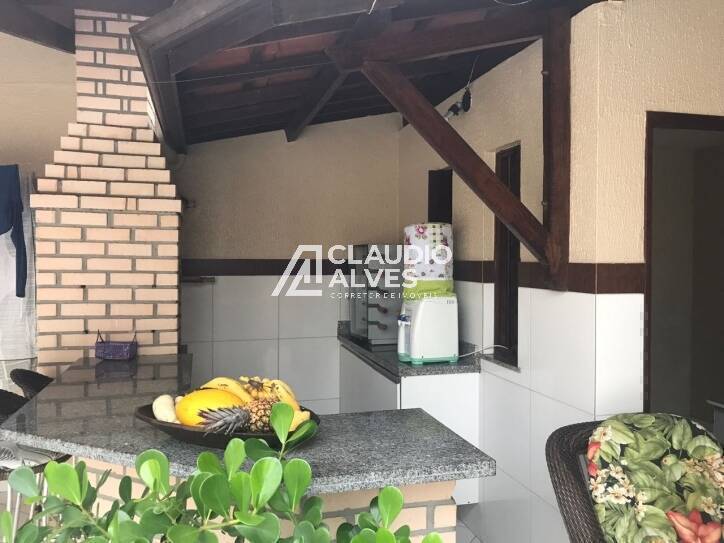 Casa à venda com 6 quartos, 300m² - Foto 8