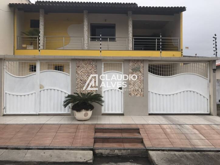 Casa à venda com 6 quartos, 300m² - Foto 1