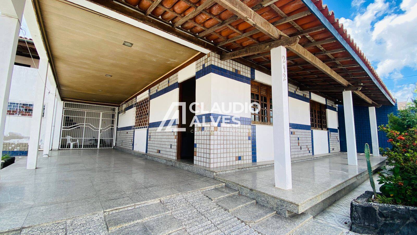 Casa à venda com 5 quartos, 292m² - Foto 1